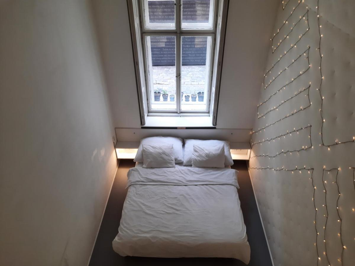 Downtown Prague Minimalistic Room In Flatshare 外观 照片