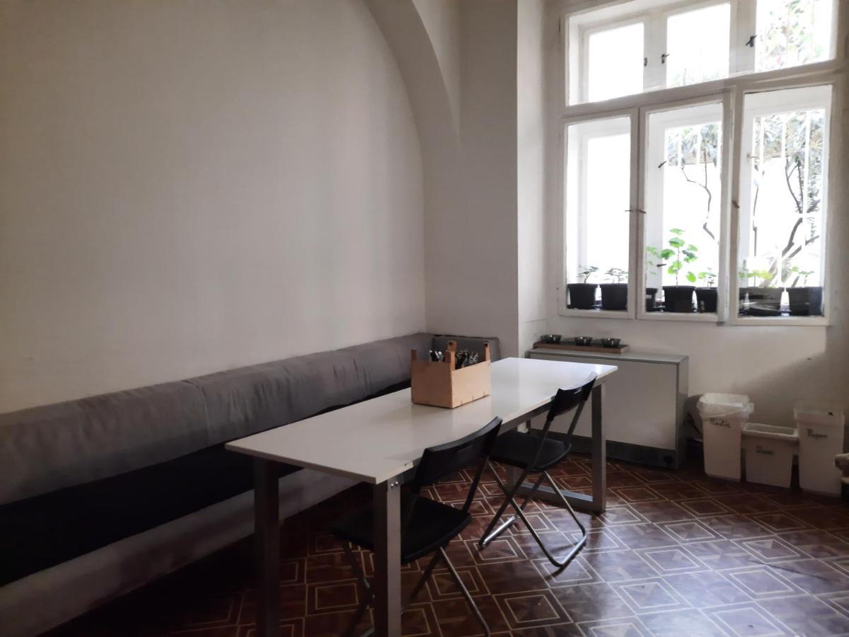 Downtown Prague Minimalistic Room In Flatshare 外观 照片